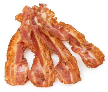 Beyaz bir arka plan üzerinde izole pişmiş pastırma rashers yakın çekim.