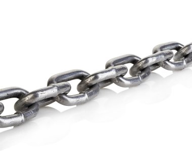 Beyaz bir arka plan üzerinde izole metal zincir yakın çekim.