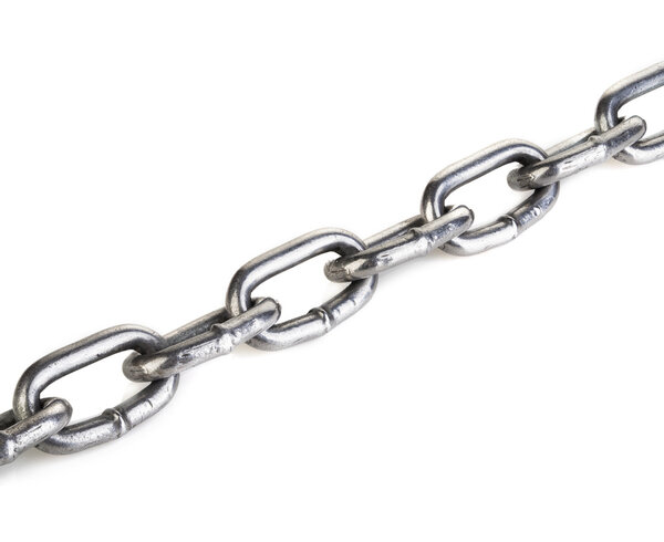 Металлическая цепь крупным планом изолирована на белом фоне
.