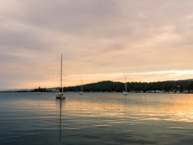 Grand Marais Harbor 5 gün batımında Yelkenliler