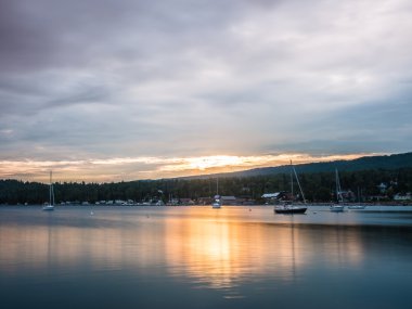 Grand Marais Harbor 2 gün batımında Yelkenliler