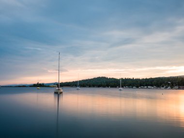 Grand Marais Harbor 3 gün batımında Yelkenliler
