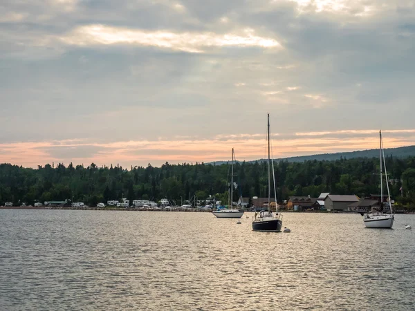 Plachetnice na Grand Marais Harbor při západu slunce 6 — Stock fotografie