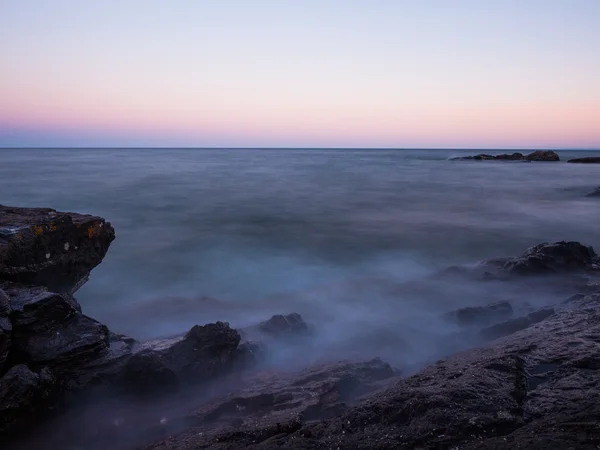 Göl çift kıyısında gece karanlığında çökmesini dalgalar — Stok fotoğraf