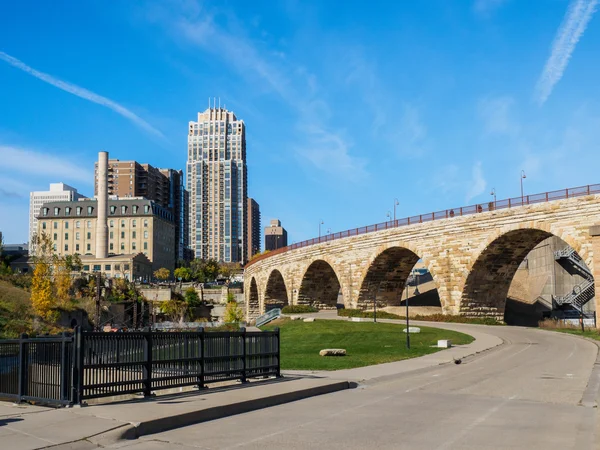 Stone Arch Bridge och mjöl Mill Ruins 1 — Stockfoto