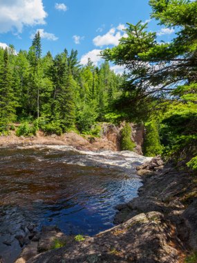 High Falls Tettegouche devlet başabaş vaftiz Nehri'nin kenarında