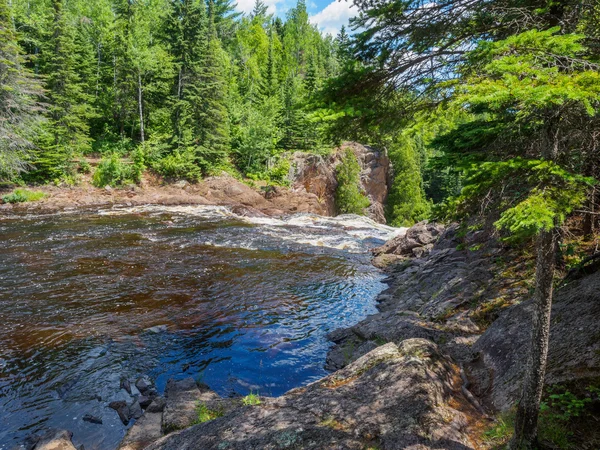 Bord des chutes HIgh de la rivière du Baptême à Tettegouche State Par — Photo