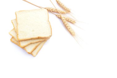 Kahvaltı için beyaz izole edilmiş arka planda dilimlenmiş yumuşak ve yapışkan beyaz ekmek resmi.