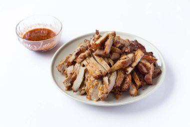 Tayland usulü tuzlu, biberli, sarımsaklı ve yağlı ızgara domuz pirzolası.