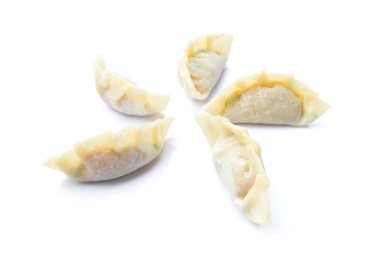 Beyaz arkaplanda izole edilmiş çiğ hamur köftesi veya gyoza resmi