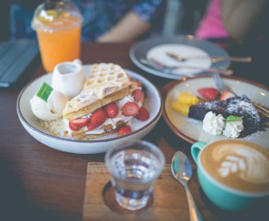 Bir sürü waffle ve kekle sütlü kahve.