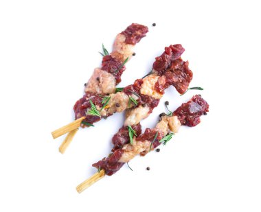 Beyaza izole edilmiş biberiye ve biberiyeli taze çiğ et. Yemek pişirme konsepti