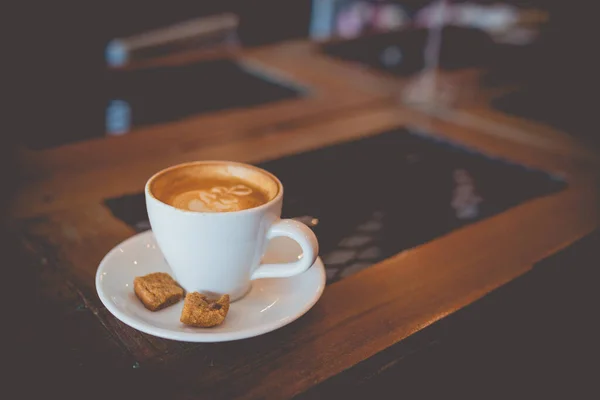 Imagem Café Quente Latte Com Arte Leite Espuma Uma Mesa — Fotografia de Stock