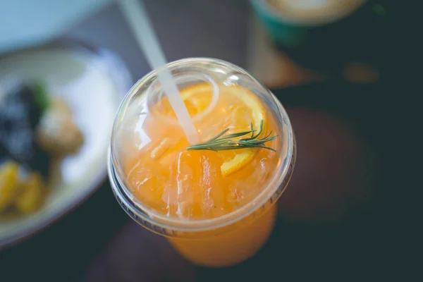 Imagen Zumo Naranja Recién Exprimido Con Paja Para Beber Desayuno — Foto de Stock