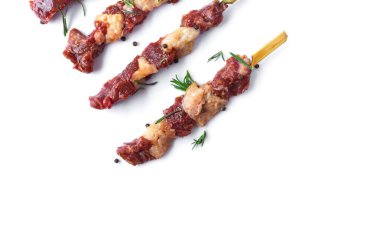 Beyaza izole edilmiş biberiye ve biberiyeli taze çiğ et. Yemek pişirme konsepti