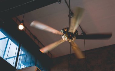 Büyüyen klasik lambalı klasik tavan vantilatörü resmi. 