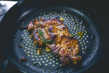 Biberiyeli biftek, sarımsak, tuz ve biber demir tavada.