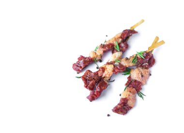 Beyaza izole edilmiş biberiye ve biberiyeli taze çiğ et. Yemek pişirme konsepti