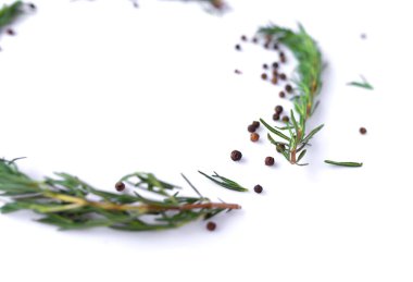 Beyaz arka planda izole edilmiş biber ve biberiye.