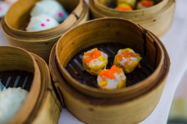 Dim sum 'un resmi, geleneksel Çin hamur tatlısı, bambu buharlı sepetinde.