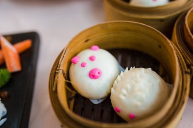 Hayvan şeklinde doğranmış domuz etiyle Çin çöreği resmi..