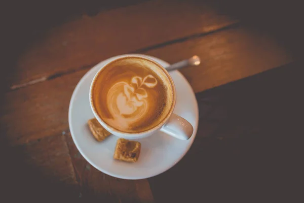 Zdjęcie Latte Gorącej Kawy Pianką Sztuki Mleka Drewnianym Stole — Zdjęcie stockowe