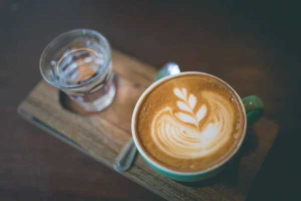 Imagem Café Quente Latte Com Arte Leite Espuma Uma Mesa — Fotografia de Stock