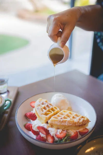 Imagem Deserto Panqueca Waffle Com Sorvete Baunilha Morango Fresco Xarope — Fotografia de Stock