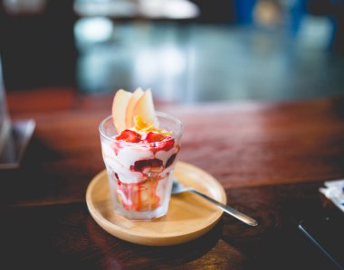 Ev yapımı meyveli yoğurt, çilek reçeli, elma ve conflake.
