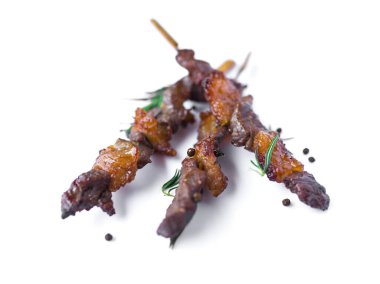 Biberiye ve biberiyeli ızgara et beyaz arka planda izole edilmiş.