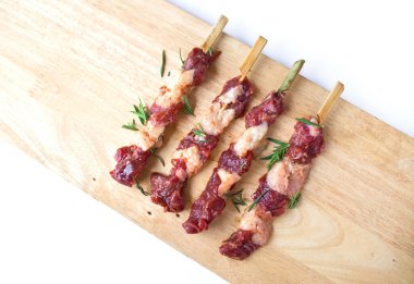 Beyaz arka planda biberiyeli taze çiğ et. Yemek pişirme konsepti