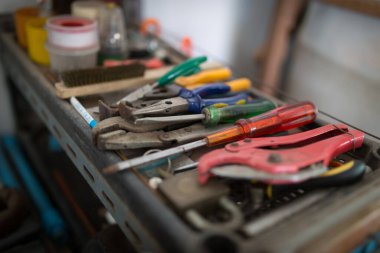 Ev yenileme ve bakım ve onarım konsepti için el aletlerine sahip farklı inşaat araçları