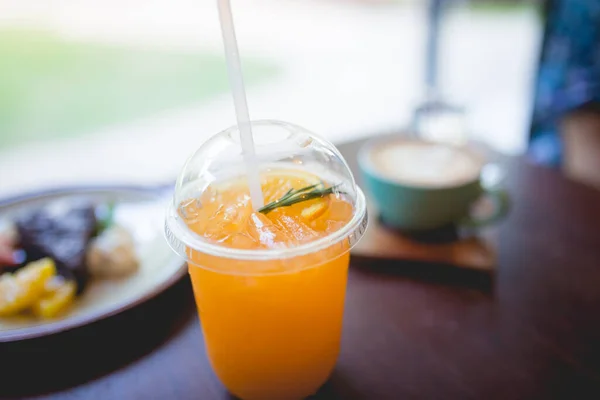 Imagen Zumo Naranja Recién Exprimido Con Paja Para Beber Desayuno — Foto de Stock