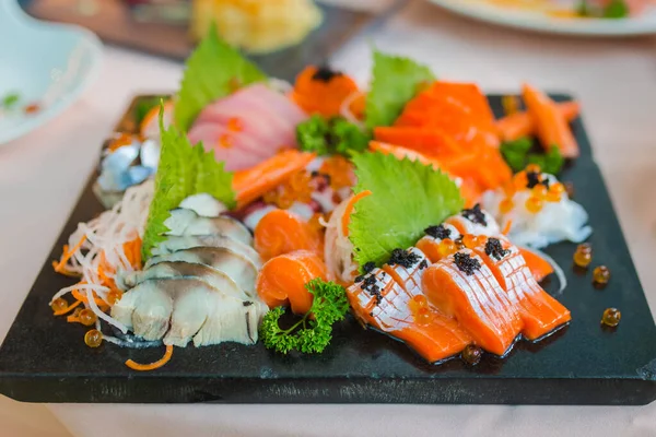 Mezcla Sashimi Pescado Rodajas Sobre Hielo Tazón Negro Sashimi Salmón — Foto de Stock