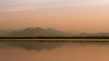 alacakaranlık bir dağ gölü
