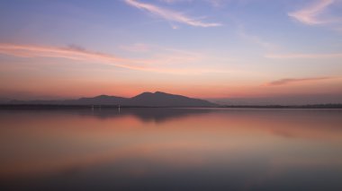 alacakaranlık bir dağ gölü