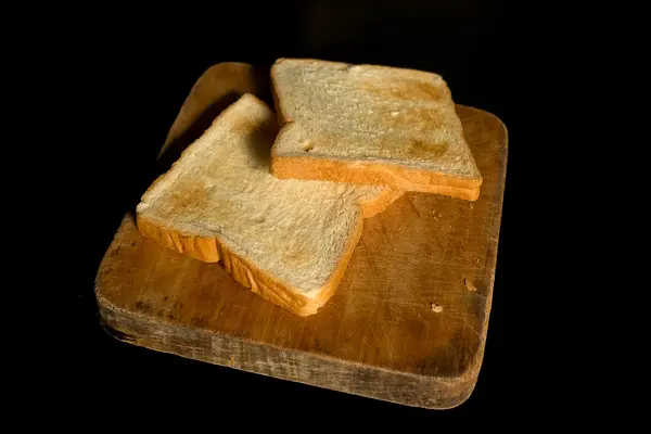 Plasterki toast na siekanie bloku drewna — Zdjęcie stockowe