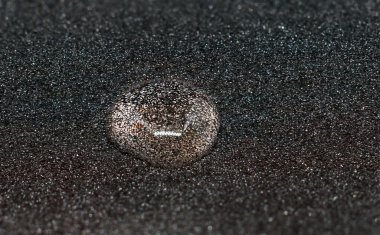 Su damla siyah arka plan.