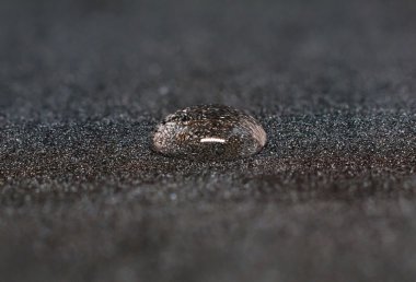 Su damla siyah arka plan.