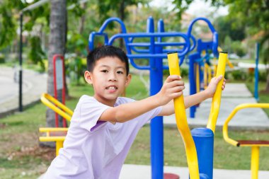 Çocuk çalışma dışarı.