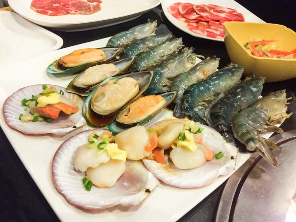 Karışık ham deniz ürünleri.