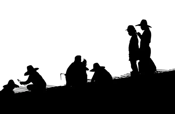 Silhouettenarbeiter bei der Arbeit auf der Baustelle. — Stockfoto