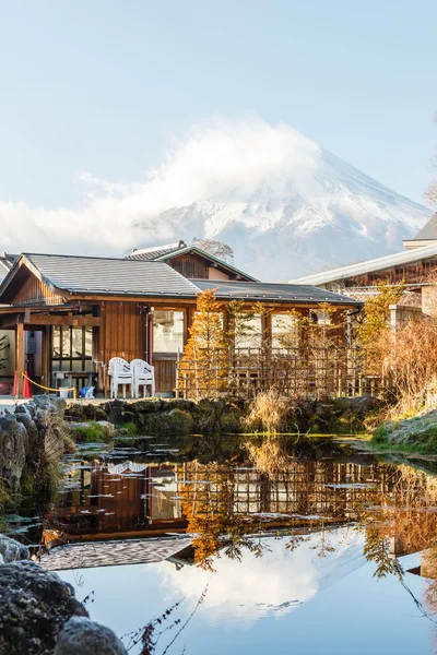Fuji Dağı ve suda yansıtacak.