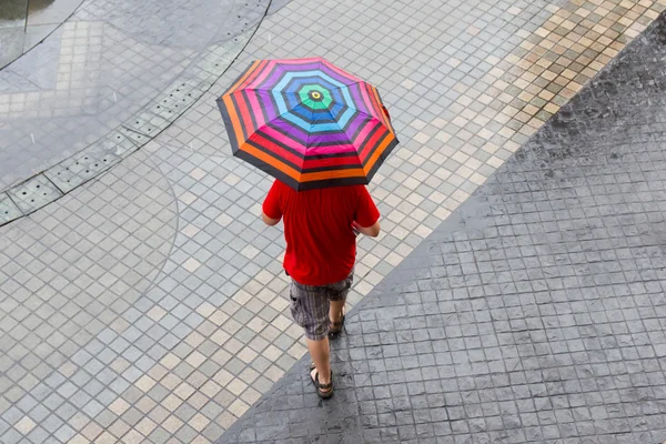 Caminando bajo la lluvia —  Fotos de Stock