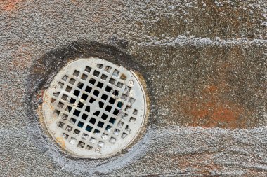 Eski çelik yere ızgara paslı.