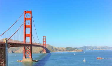 Golden Gate Köprüsü açık gökyüzü ile.