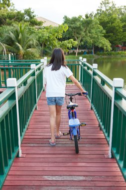 Bisiklet boyunca kız yürüyüş.