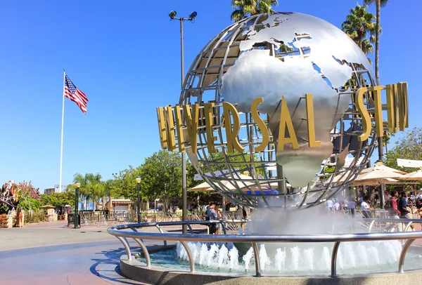 Los Angeles, EUA - 13 de outubro: Símbolo Universal Studion em frente ao parque temático Universal Studio Hollywood em 13 de outubro de 2011 em Los Angeles, EUA . — Fotografia de Stock