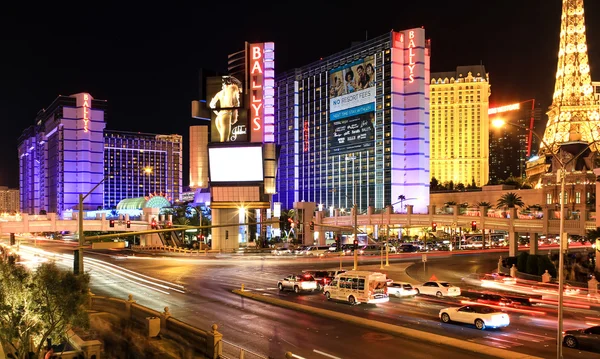 Las vegas, USA - Oktober 10: Trail Light des Autos an der Kreuzung und Licht aus dem Gebäude am Oktober 10, 2011 in las vegas, USA. — Stockfoto