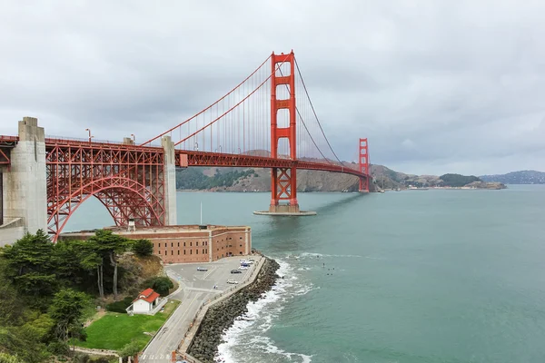 Golden Gate bridge θέα από τον λόφο μέσα στην συννεφιά ημέρα. — Φωτογραφία Αρχείου